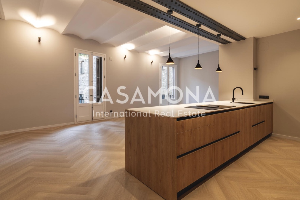 Fully Renovated Modern 3 Bedroom 2 Bathroom Apartment with Balcony over a Square on Via Laietana