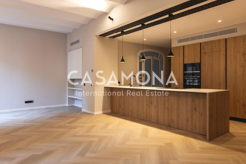 Komplett renoviertes, modernes Apartment mit 3 Schlafzimmern und 2 Bädern und Balkon über einem Platz in der Via Laietana