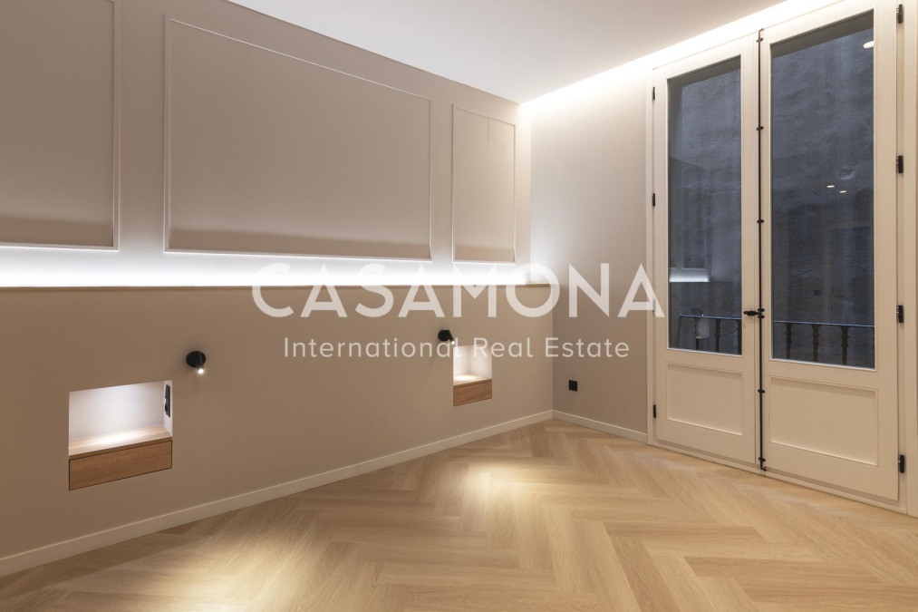 Moderno apartamento de 3 dormitorios y 2 baños totalmente renovado con balcón sobre una plaza en Via Laietana