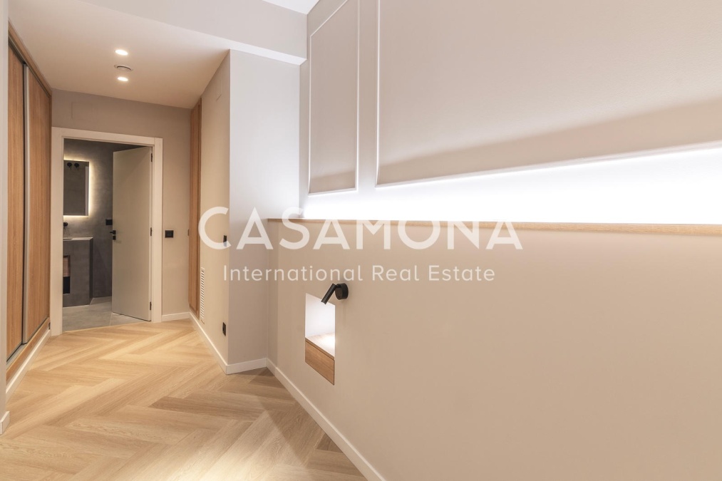 Fully Renovated Modern 3 Bedroom 2 Bathroom Apartment with Balcony over a Square on Via Laietana