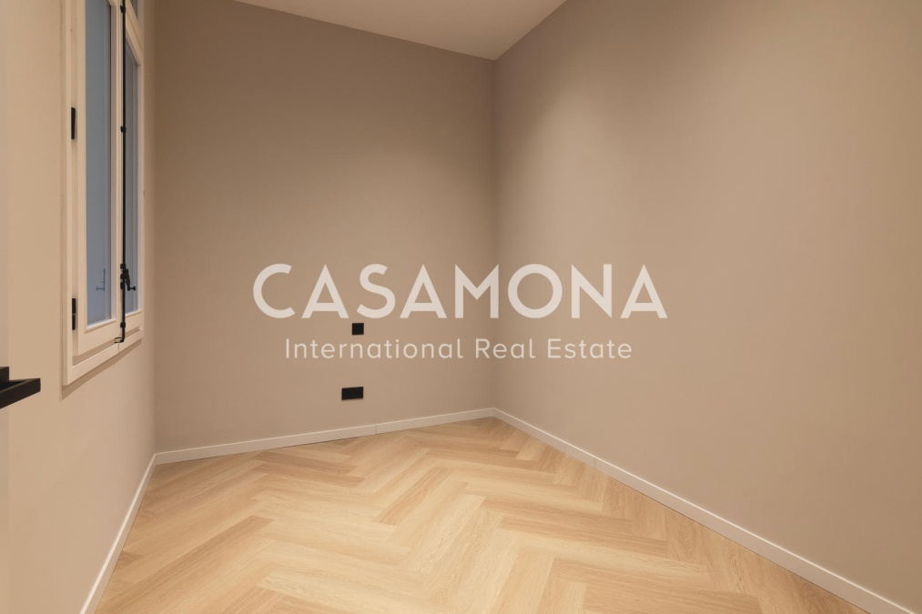 (SOLD) Fully Renovated Modern 3 Bedroom 2 Bathroom Apartment with Balcony over a Square on Via Laietana