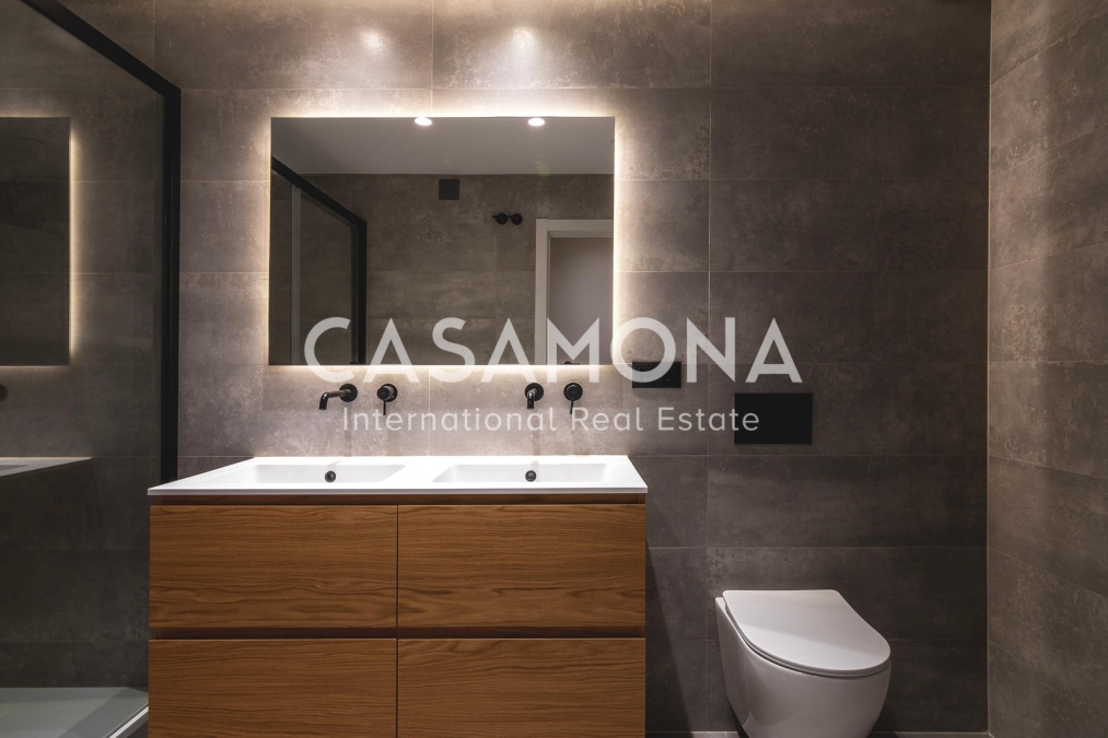(SOLD) Fully Renovated Modern 3 Bedroom 2 Bathroom Apartment with Balcony over a Square on Via Laietana