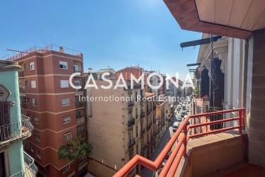 Spacious 4-Bedroom Apartment With A Balcony On Gran de Gracia