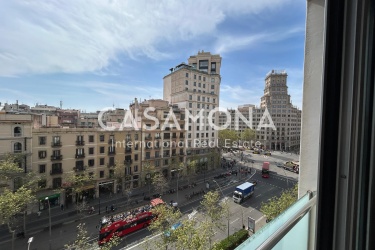 Lluminós apartament de dos dormitoris amb balcons i ascensor a prop de Passeig de Gràcia