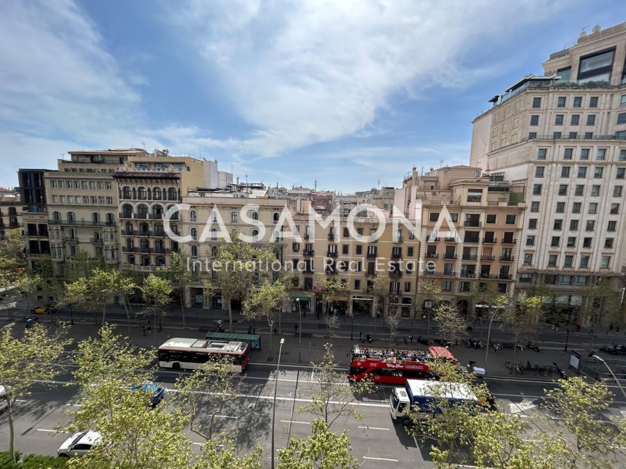 Bright Two Bedroom Apartment with Balconies and Elevator near Passeig de Gracia