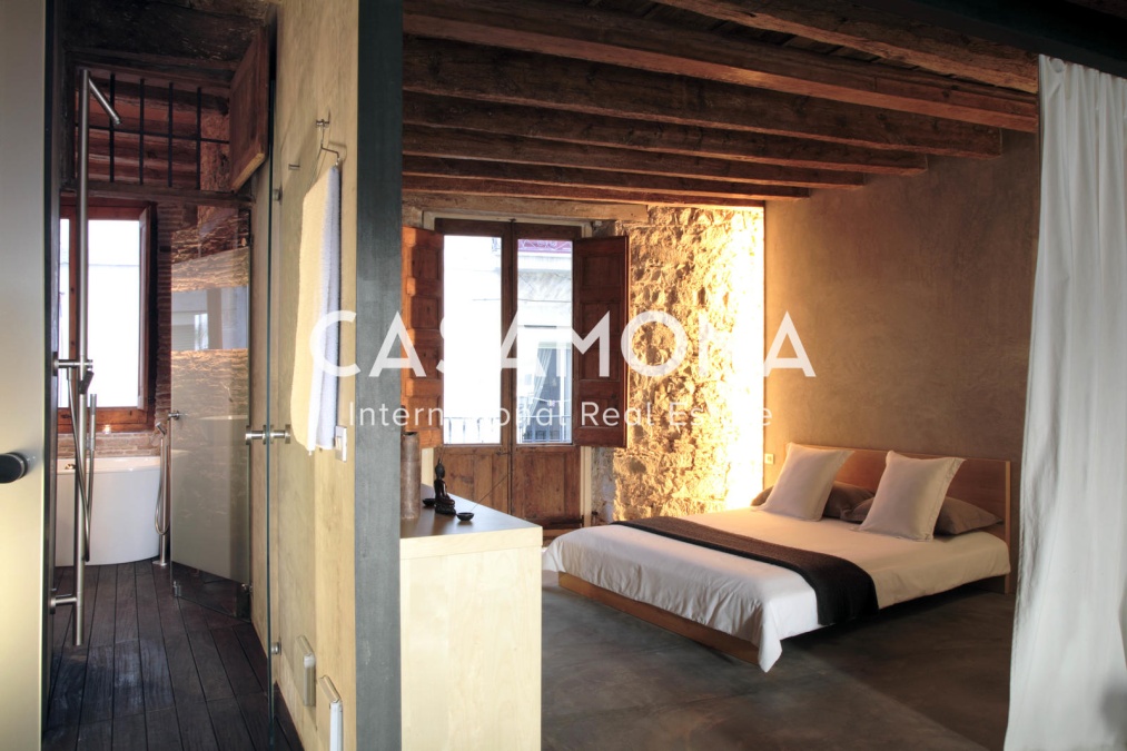 Stylish Designer Urban Retreat with Terrace in the Heart of the Gothic Quarter