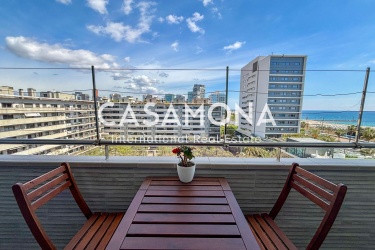 3-Bedroom Apartment with Rooftop Terrace and Sea Views in Poblenou