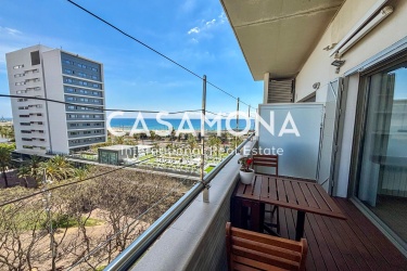 Apartament de 3 dormitoris amb terrassa al terrat i vistes al mar al Poblenou