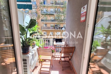 Appartement moderne entièrement rénové avec balcon dans un emplacement privilégié à Poblenou