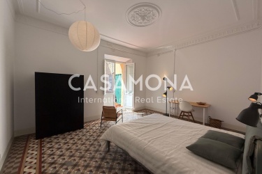 Spacious Designer Room with Balcony in 6-Bedroom El Born Apartment