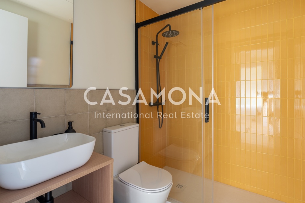 Modern, Fully Renovated 2-Bedroom Apartment in Poble Nou 