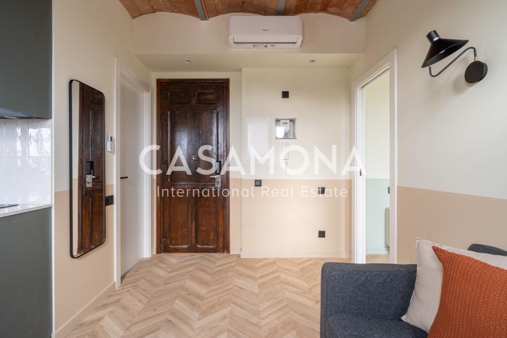 Modern, Fully Renovated 2-Bedroom Apartment in Poble Nou 