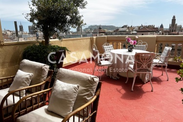 Àtic increïble amb vistes a Barcelona i una enorme terrassa privada