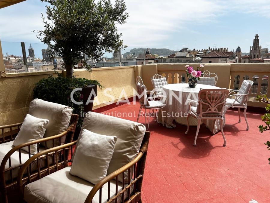 Àtic increïble amb vistes a Barcelona i una enorme terrassa privada Àtic increïble amb vistes a Barcelona i una enorme terrassa privada