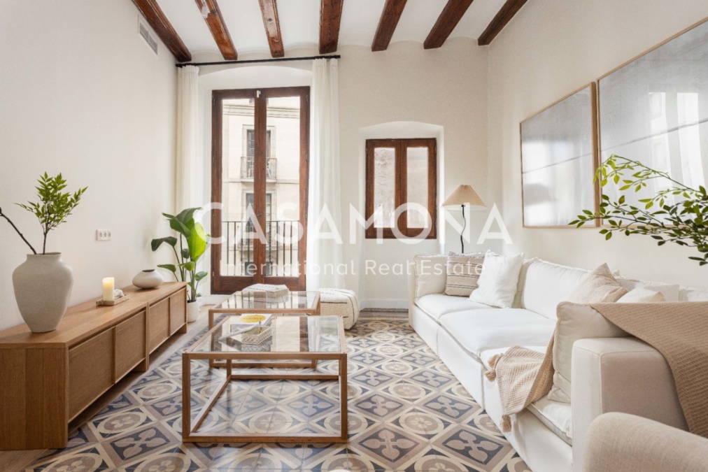 (VENDIDO) Apartamento de 3 Dormitorios Recién Renovado con Elementos Catalanes Tradicionales en El Born (VENDIDO) Apartamento de 3 Dormitorios Recién Renovado con Elementos Catalanes Tradicionales en El Born
