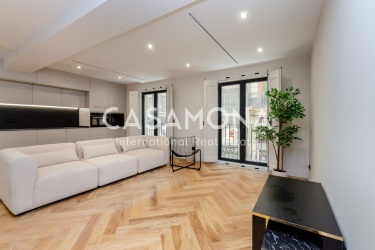 Bright and Fully Renovated Luxury Apartment in Barcelona’s Gòtic District Bright and Fully Renovated Luxury Apartment in Barcelona’s Gòtic District