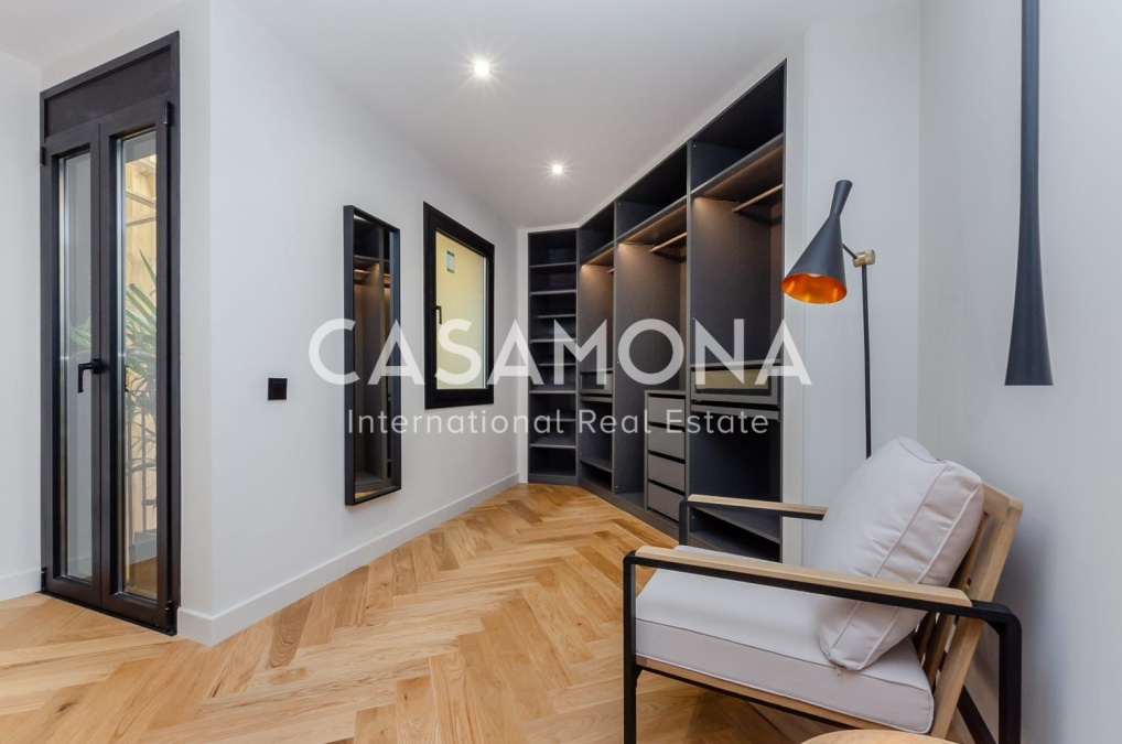 Bright and Fully Renovated Luxury Apartment in Barcelona’s Gòtic District Bright and Fully Renovated Luxury Apartment in Barcelona’s Gòtic District