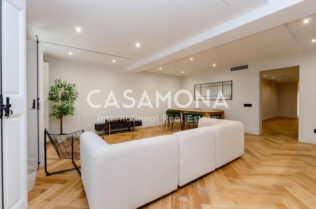 Bright and Fully Renovated Luxury Apartment in Barcelona’s Gòtic District Bright and Fully Renovated Luxury Apartment in Barcelona’s Gòtic District