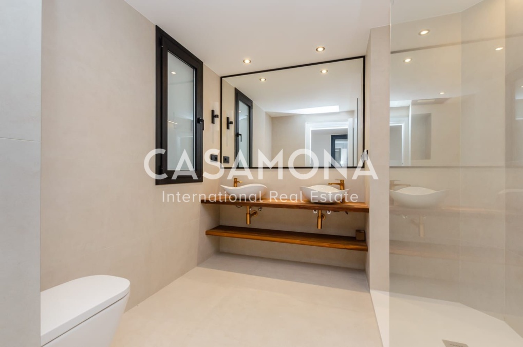 Bright and Fully Renovated Luxury Apartment in Barcelona’s Gòtic District Bright and Fully Renovated Luxury Apartment in Barcelona’s Gòtic District