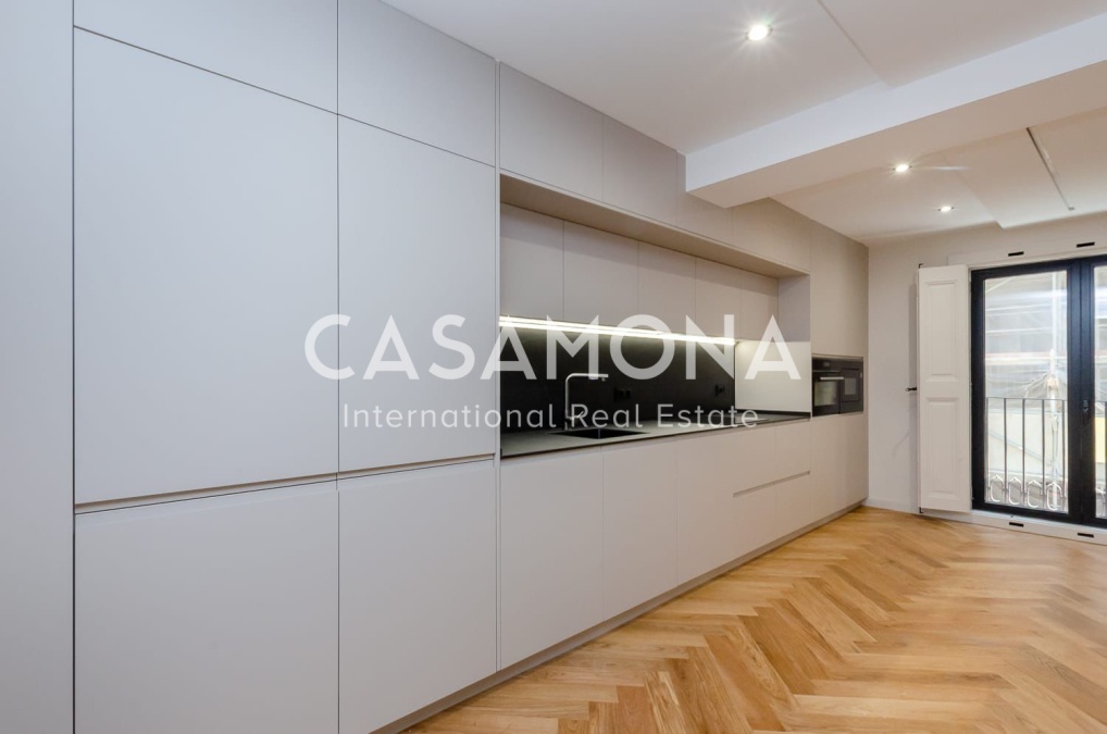 Bright and Fully Renovated Luxury Apartment in Barcelona’s Gòtic District Bright and Fully Renovated Luxury Apartment in Barcelona’s Gòtic District