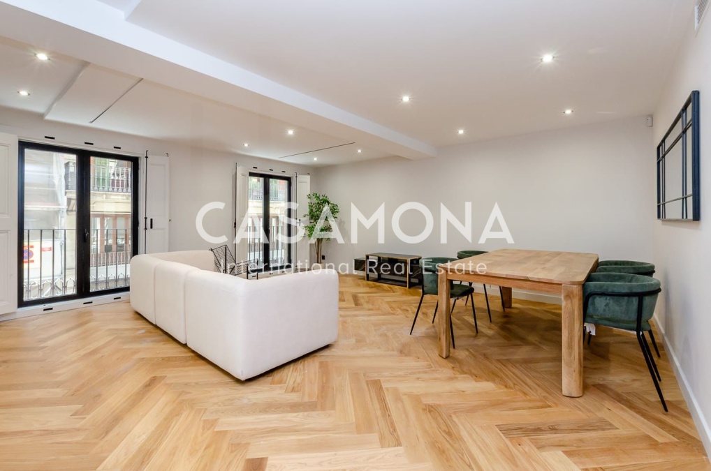 Bright and Fully Renovated Luxury Apartment in Barcelona’s Gòtic District Bright and Fully Renovated Luxury Apartment in Barcelona’s Gòtic District
