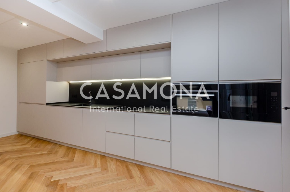 Bright and Fully Renovated Luxury Apartment in Barcelona’s Gòtic District Bright and Fully Renovated Luxury Apartment in Barcelona’s Gòtic District