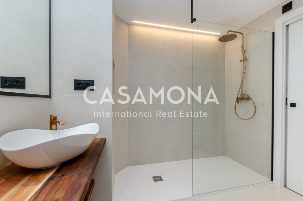 Bright and Fully Renovated Luxury Apartment in Barcelona’s Gòtic District Bright and Fully Renovated Luxury Apartment in Barcelona’s Gòtic District
