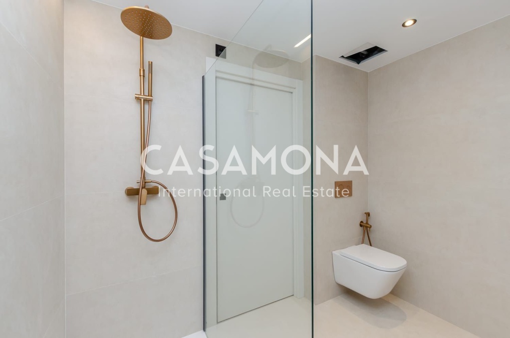 Bright and Fully Renovated Luxury Apartment in Barcelona’s Gòtic District Bright and Fully Renovated Luxury Apartment in Barcelona’s Gòtic District