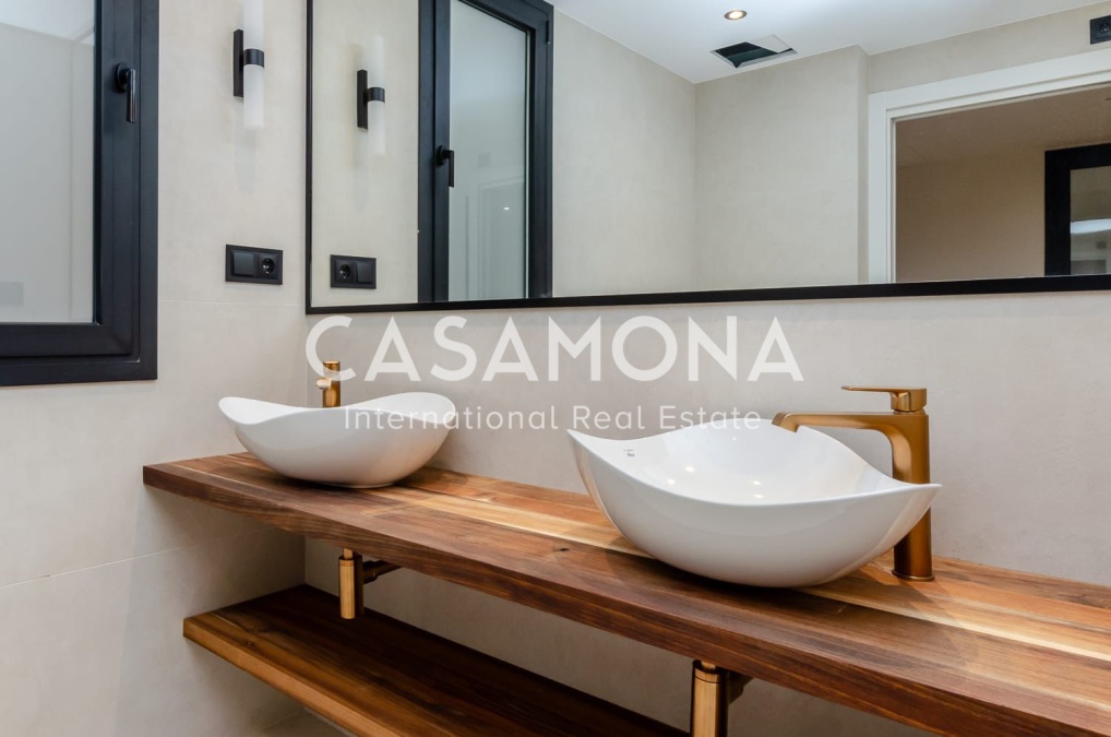 Bright and Fully Renovated Luxury Apartment in Barcelona’s Gòtic District Bright and Fully Renovated Luxury Apartment in Barcelona’s Gòtic District