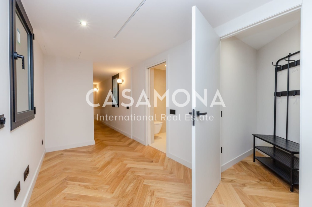 Bright and Fully Renovated Luxury Apartment in Barcelona’s Gòtic District Bright and Fully Renovated Luxury Apartment in Barcelona’s Gòtic District