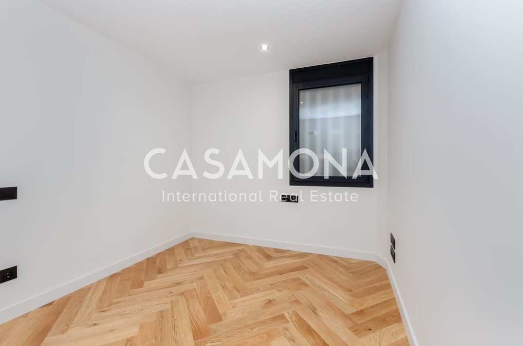 Bright and Fully Renovated Luxury Apartment in Barcelona’s Gòtic District Bright and Fully Renovated Luxury Apartment in Barcelona’s Gòtic District