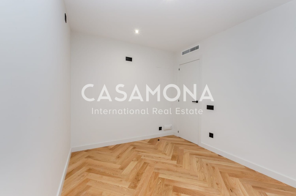Bright and Fully Renovated Luxury Apartment in Barcelona’s Gòtic District Bright and Fully Renovated Luxury Apartment in Barcelona’s Gòtic District