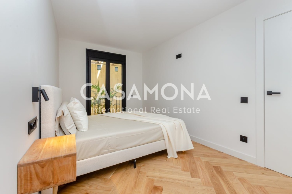 Bright and Fully Renovated Luxury Apartment in Barcelona’s Gòtic District Bright and Fully Renovated Luxury Apartment in Barcelona’s Gòtic District