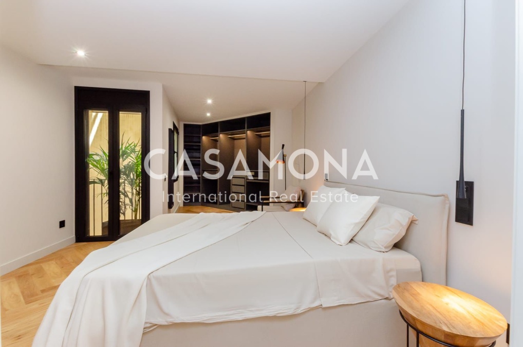 Bright and Fully Renovated Luxury Apartment in Barcelona’s Gòtic District Bright and Fully Renovated Luxury Apartment in Barcelona’s Gòtic District