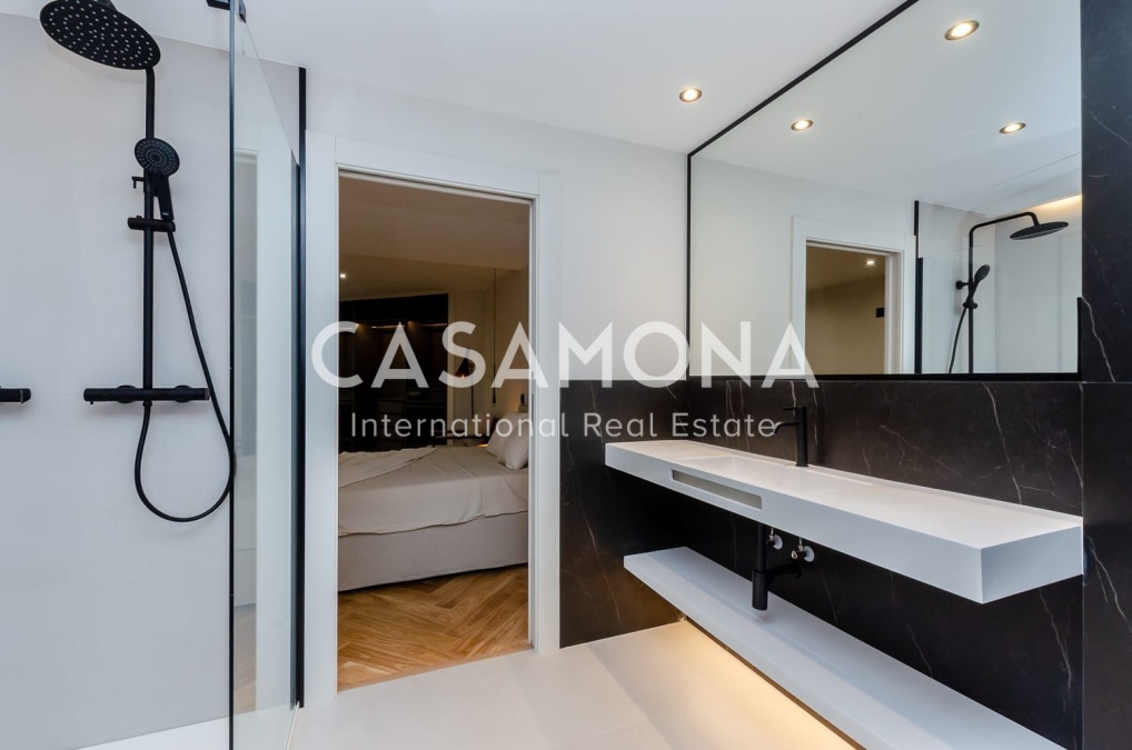 Bright and Fully Renovated Luxury Apartment in Barcelona’s Gòtic District Bright and Fully Renovated Luxury Apartment in Barcelona’s Gòtic District