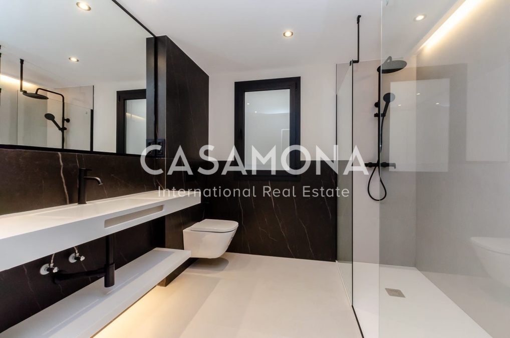Bright and Fully Renovated Luxury Apartment in Barcelona’s Gòtic District Bright and Fully Renovated Luxury Apartment in Barcelona’s Gòtic District