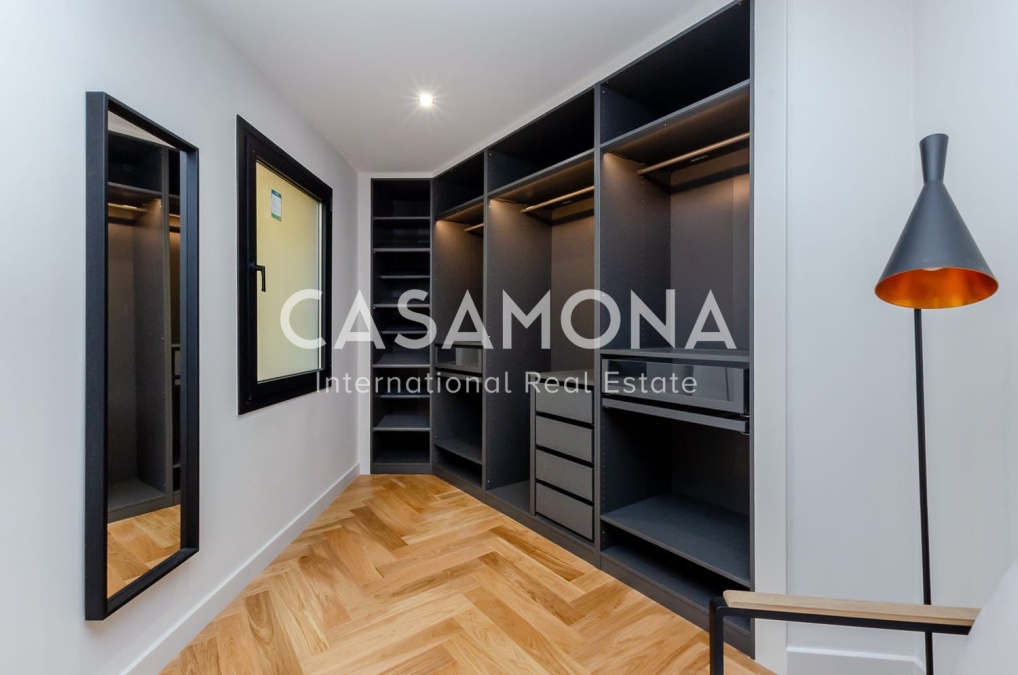 Bright and Fully Renovated Luxury Apartment in Barcelona’s Gòtic District Bright and Fully Renovated Luxury Apartment in Barcelona’s Gòtic District