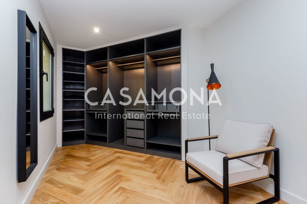 Bright and Fully Renovated Luxury Apartment in Barcelona’s Gòtic District Bright and Fully Renovated Luxury Apartment in Barcelona’s Gòtic District