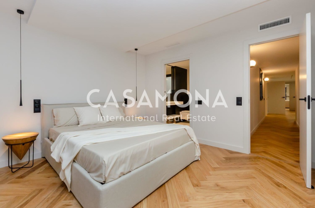 Bright and Fully Renovated Luxury Apartment in Barcelona’s Gòtic District Bright and Fully Renovated Luxury Apartment in Barcelona’s Gòtic District
