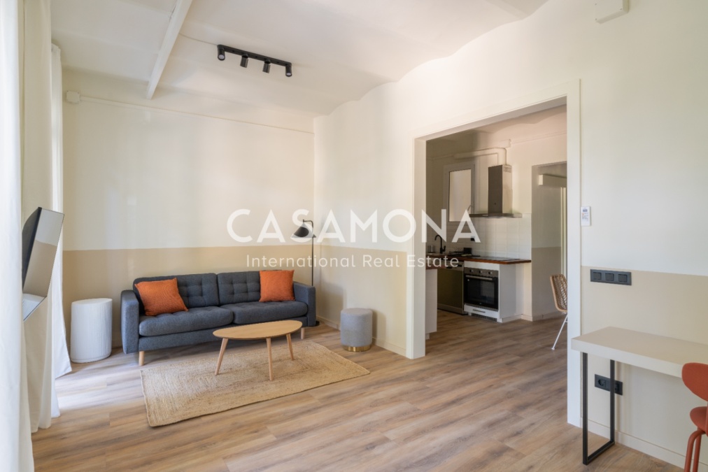 Pis totalment reformat de 2 habitacions i 2 banys a Poblenou amb balcó