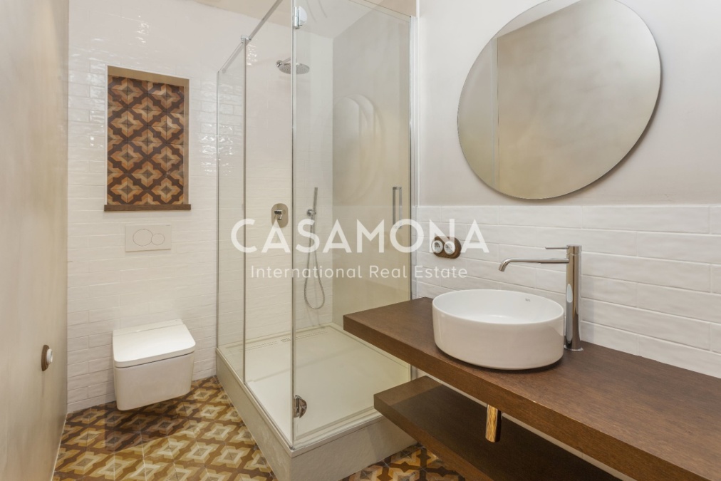 Fully Renovated Elegant Eixample Home With Traditional Details and Modern Comfort