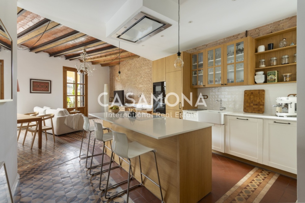 Fully Renovated Elegant Eixample Home With Traditional Details and Modern Comfort