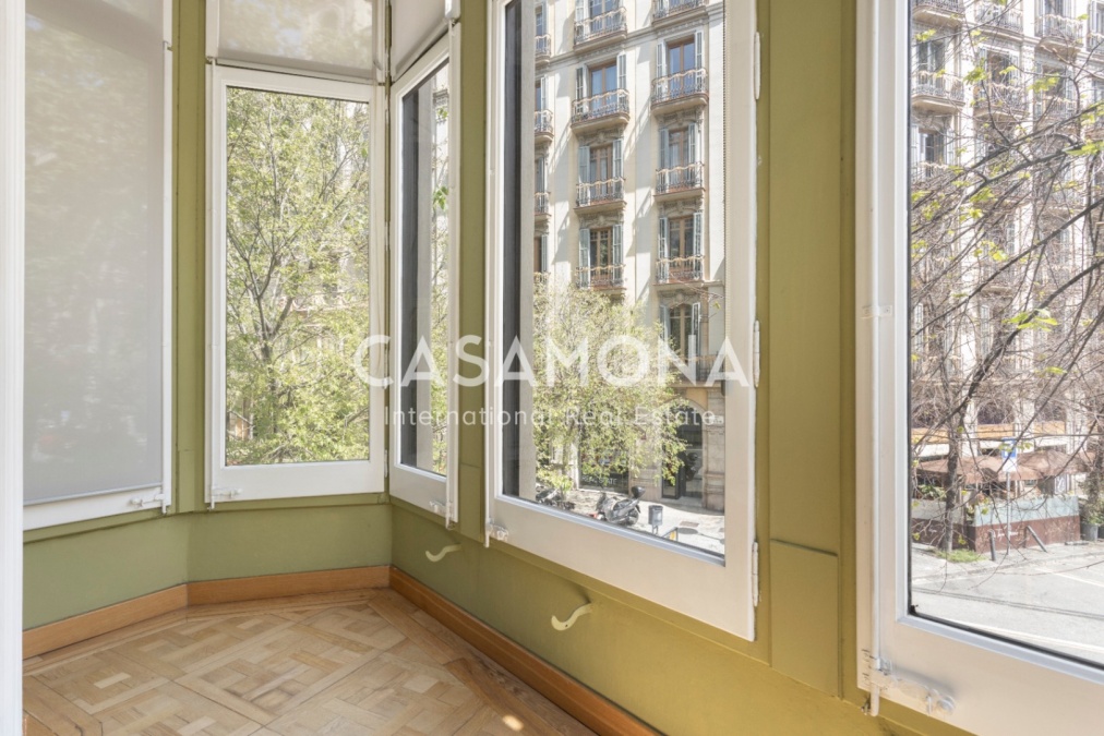 (SOLD) Bright 5-Bedroom Apartment with Original Modernist Details in the Heart of Eixample (SOLD) Bright 5-Bedroom Apartment with Original Modernist Details in the Heart of Eixample