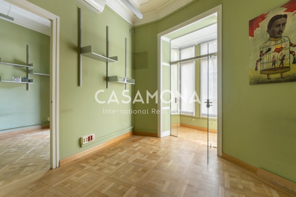 (SOLD) Bright 5-Bedroom Apartment with Original Modernist Details in the Heart of Eixample (SOLD) Bright 5-Bedroom Apartment with Original Modernist Details in the Heart of Eixample