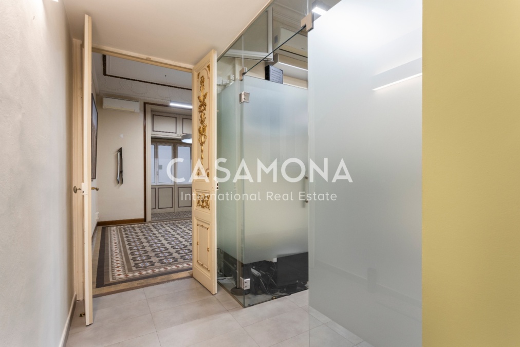 (SOLD) Bright 5-Bedroom Apartment with Original Modernist Details in the Heart of Eixample (SOLD) Bright 5-Bedroom Apartment with Original Modernist Details in the Heart of Eixample