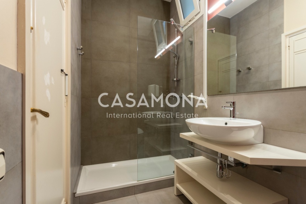 (SOLD) Bright 5-Bedroom Apartment with Original Modernist Details in the Heart of Eixample (SOLD) Bright 5-Bedroom Apartment with Original Modernist Details in the Heart of Eixample
