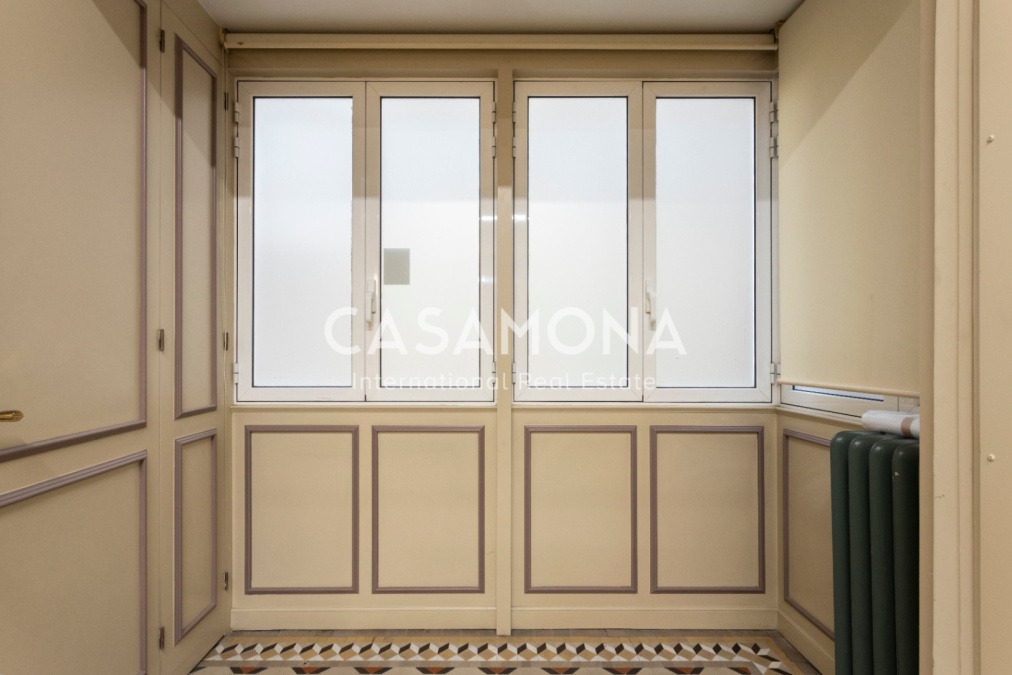 Helle 5-Zimmer-Wohnung mit originalen modernistischen Details im Herzen des Eixample Helle 5-Zimmer-Wohnung mit originalen modernistischen Details im Herzen des Eixample