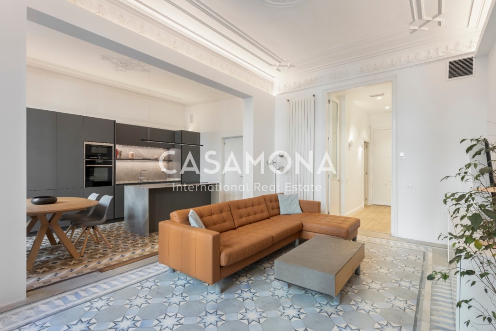 Modernist Gem with Bright Balcony in the Heart of Dreta de l’Eixample