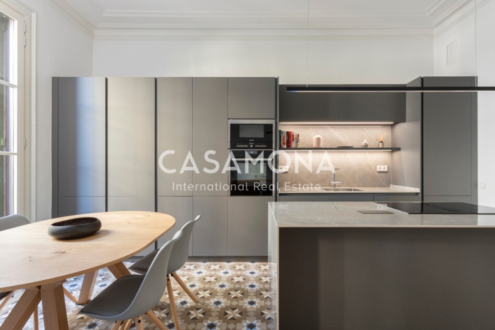 Modernist Gem with Bright Balcony in the Heart of Dreta de l’Eixample