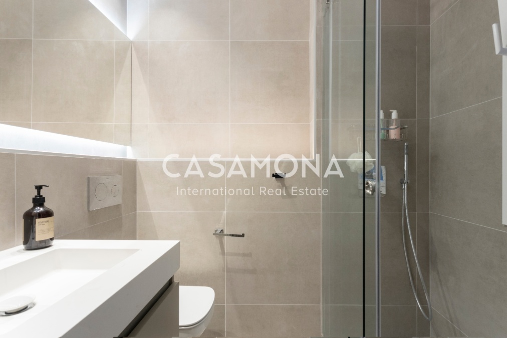 Modernist Gem with Bright Balcony in the Heart of Dreta de l’Eixample